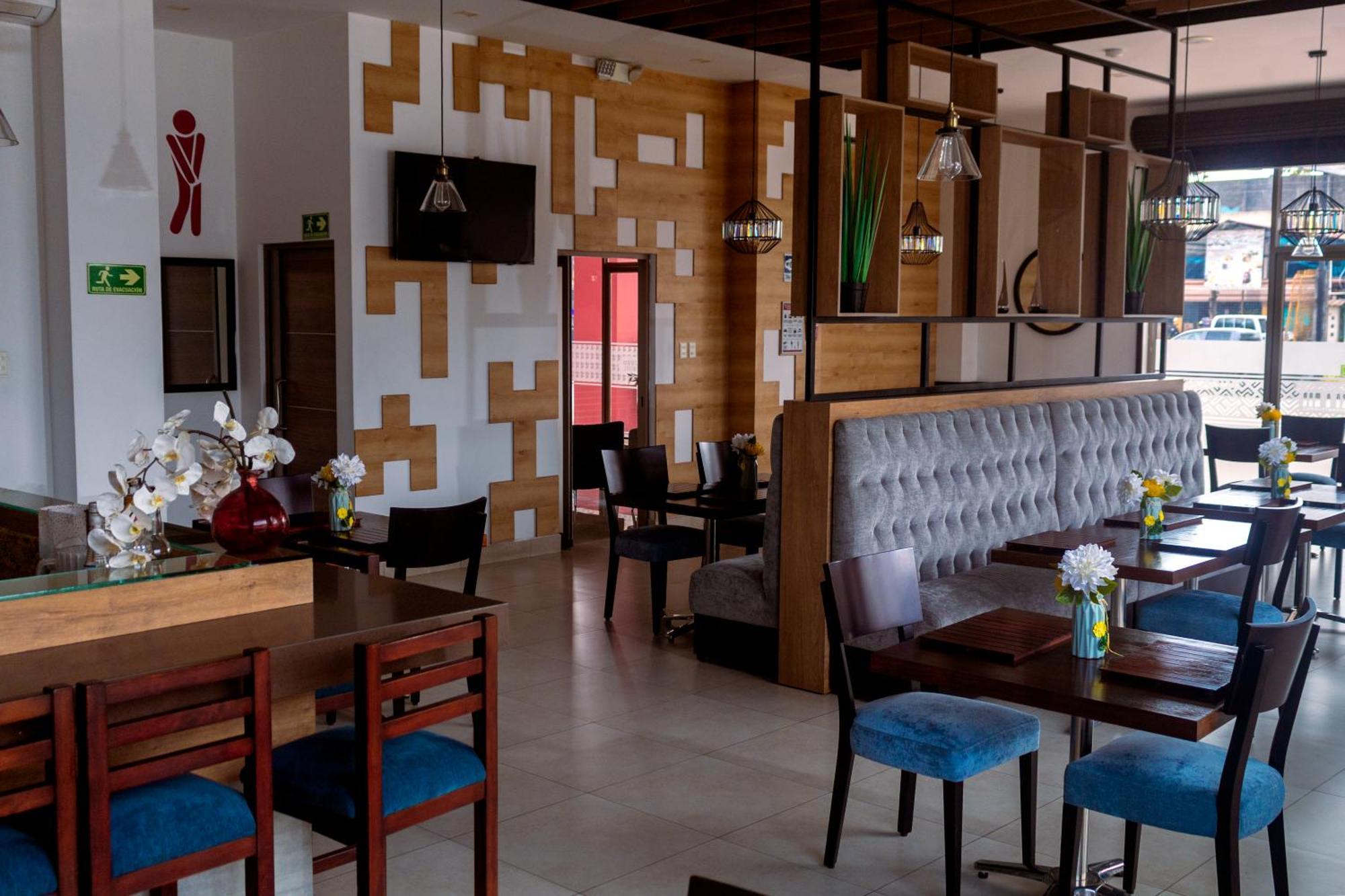 Zafra'S Hotel La Troncal Exterior photo